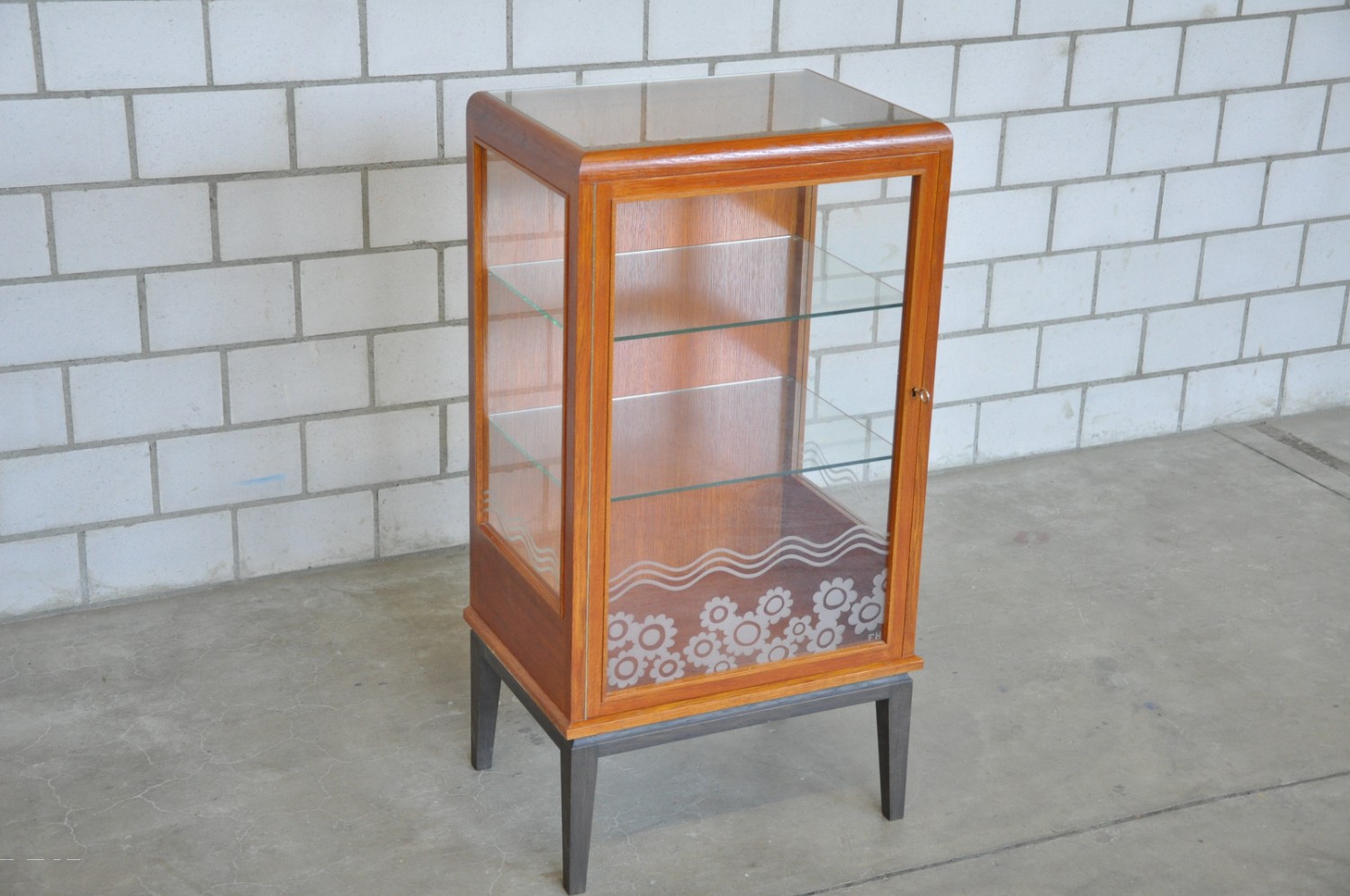 2002 Vitrine lasiert