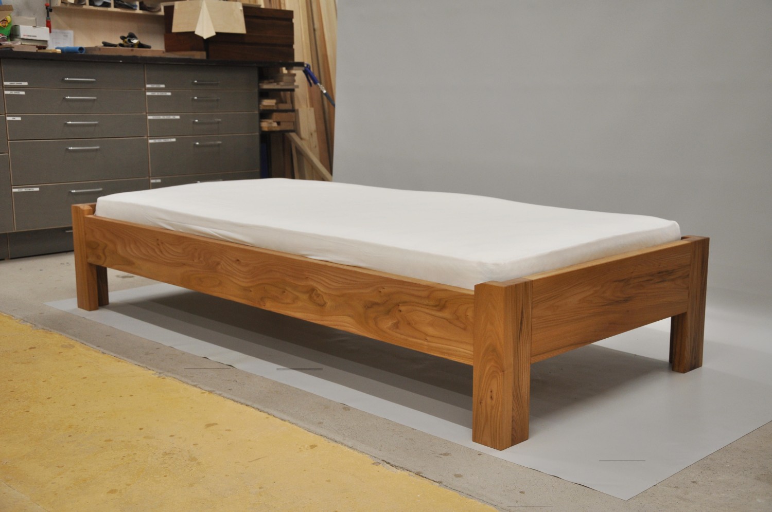 2021 Jubiläumsbett in Ulmenholz
