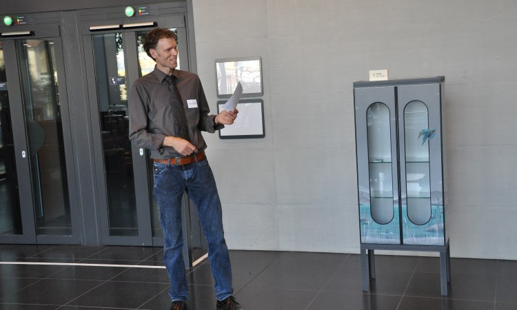 Florian Hunziker eröffnet die Ausstellung im Hauptsitz der SBB in Bern